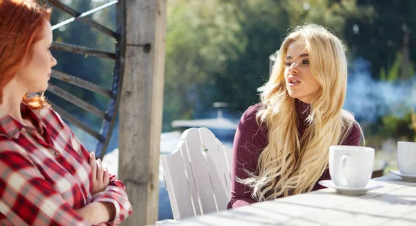 Two friends talk and drink coffee — Stock Photo, Image