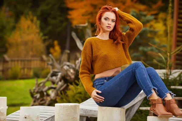 Gember vrouw in autum kleding — Stockfoto