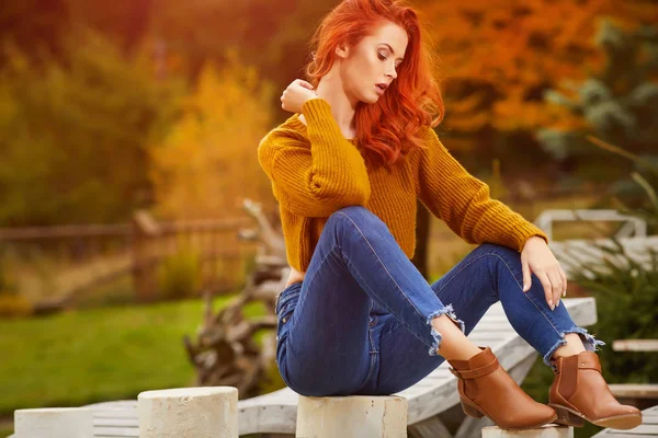 Mulher de gengibre em roupas de outono — Fotografia de Stock