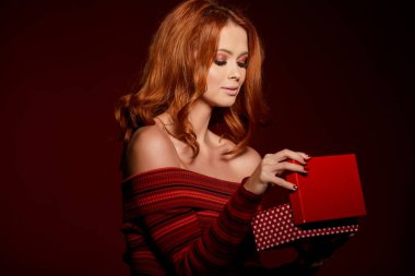 Noel hediyesi tutan kadın 