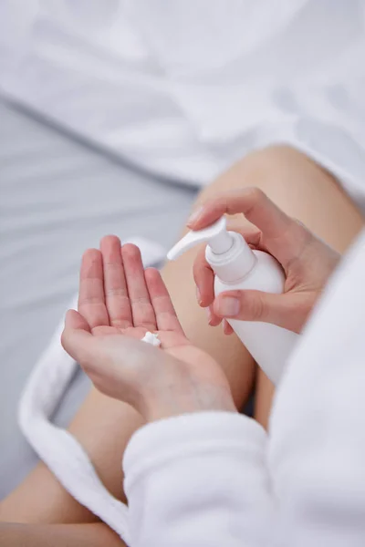 La crema en la mano de la mujer . — Foto de Stock