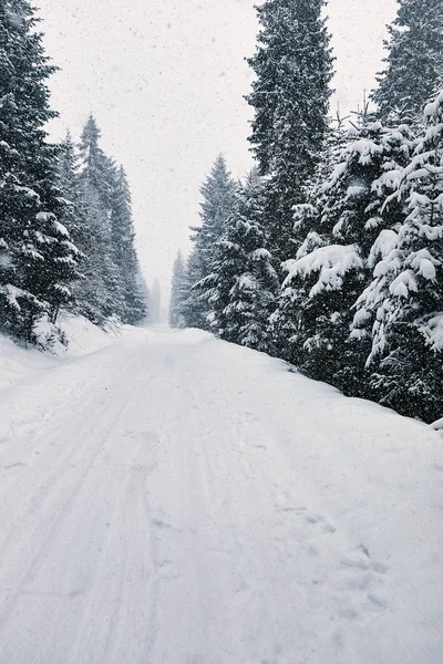 Snörik vinter gränd — Stockfoto