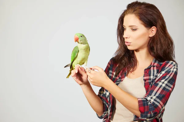 Žena s roztomilý papoušek — Stock fotografie