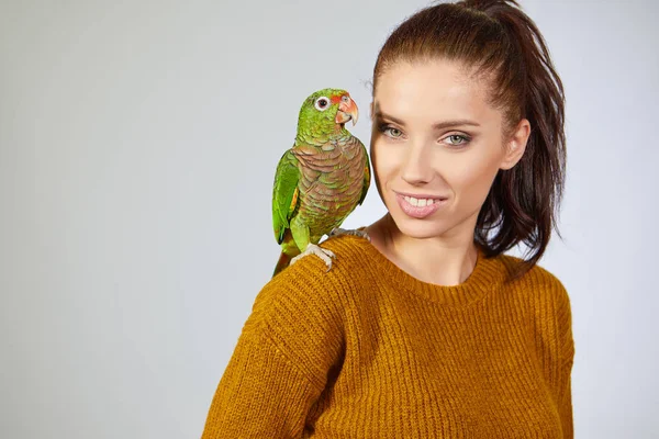 Mujer con lindo loro — Foto de Stock