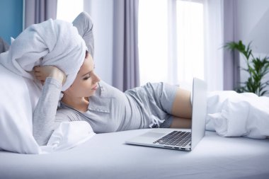 yatakta yatan genç kadın 