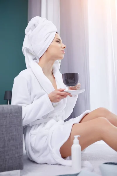 Hermosa mujer después de la ducha —  Fotos de Stock