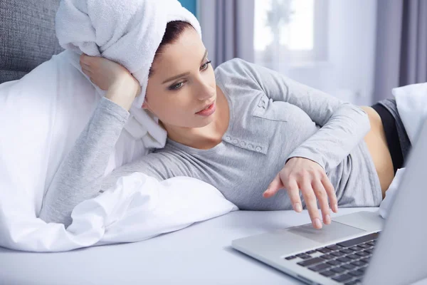 Young woman lying in the bed — Stock Photo, Image