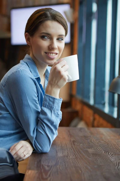 Γυναίκα των επιχειρήσεων στο café — Φωτογραφία Αρχείου