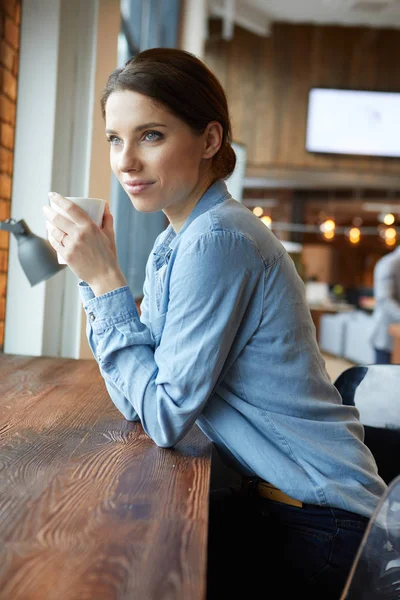 Mooie brunette in café — Stockfoto