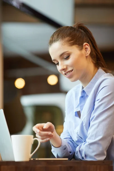 Mujer de negocios en la cafetería Imagen de stock