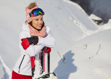 Sportif kadın snowboard tutar 