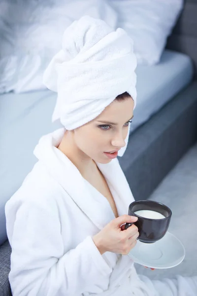 Schöne Frau beim morgendlichen Kaffee — Stockfoto