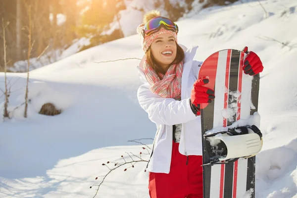 Donna sportiva tiene snowboard — Foto Stock