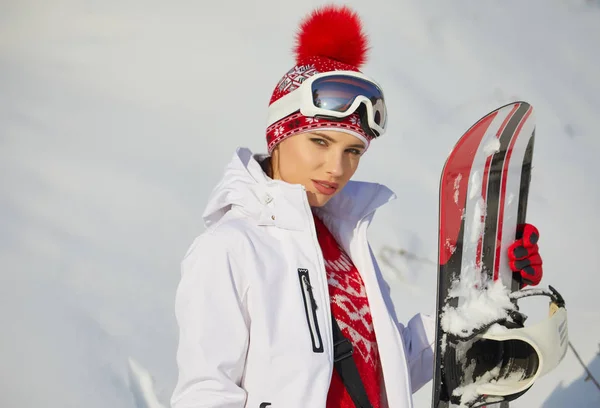 Sportowy kobieta trzyma snowboard — Zdjęcie stockowe