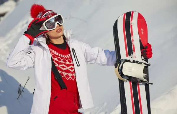 Femme sportive tient snowboard — Photo