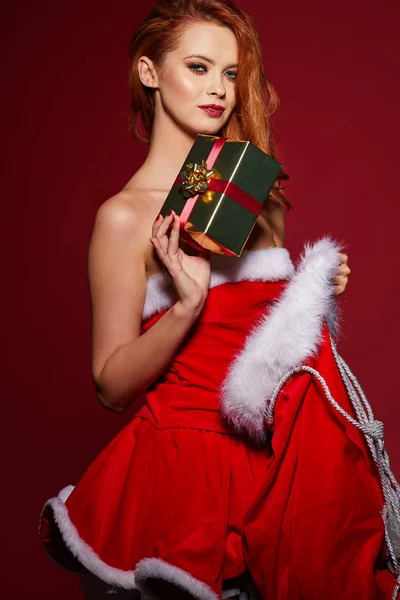 Jul kvinna med presentask — Stockfoto