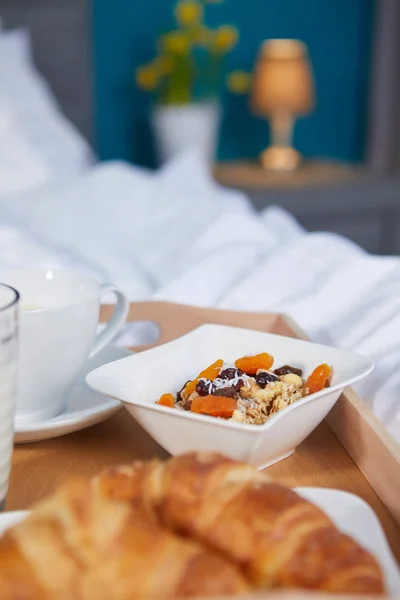 Snídaně v posteli zblízka — Stock fotografie