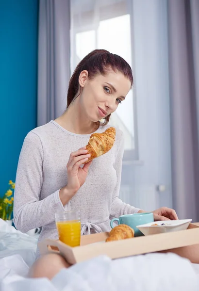 Mujer positiva desayunando — Foto de Stock