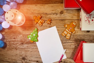 Xmas arka plan üzerinde ahşap masa