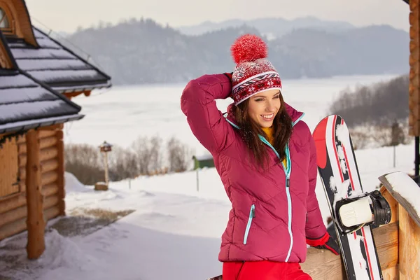 Mulher bonita com snowboard — Fotografia de Stock