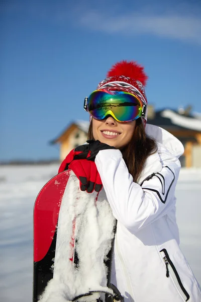 Mulher bonita com snowboard — Fotografia de Stock