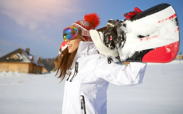 Sportliches Weibchen hält Snowboard — Stockfoto
