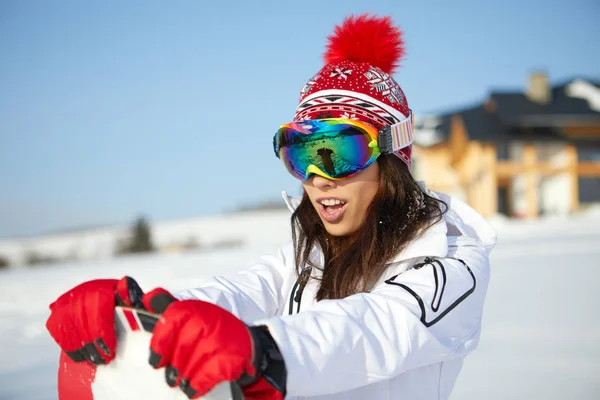 Desportivo feminino detém snowboard — Fotografia de Stock