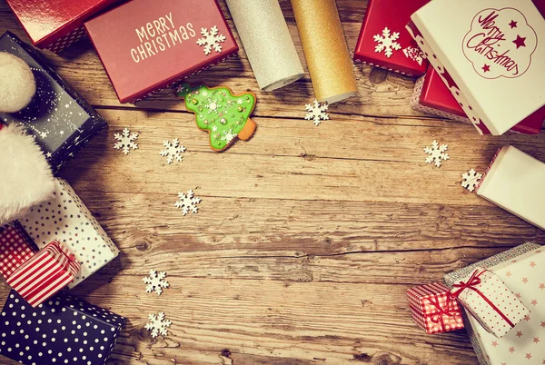 素朴な木材の背景のクリスマスの装飾 — ストック写真
