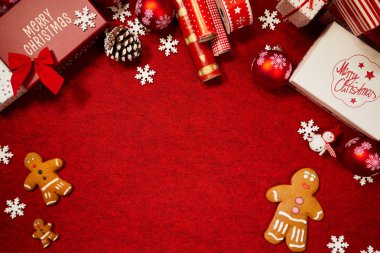 Noel hediyeleri kırmızı zemin üzerine sunar 