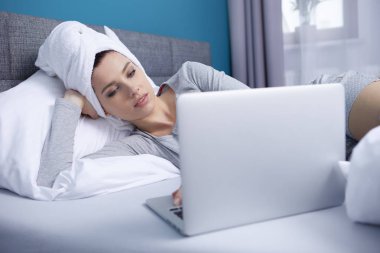 Gülümseyen kadın sosyal medyaya yetişiyor. 