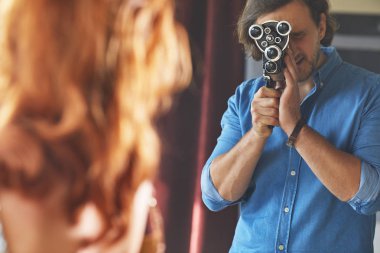 Bir adam bir kadını çekiyor  