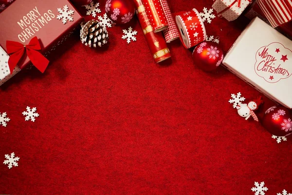 Regalos de Navidad sobre fondo rojo — Foto de Stock