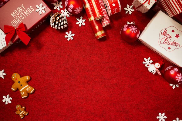 Noel hediyeleri kırmızı zemin üzerine sunar — Stok fotoğraf