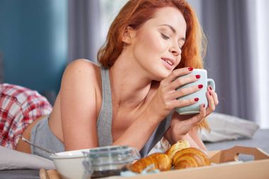 Mutlu Kızıl saçlı kadın  