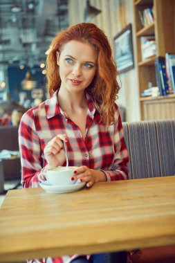 Kızıl saçlı kadın 