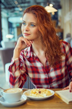 Kızıl saçlı kadın  