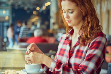 Kızıl saçlı kadın  