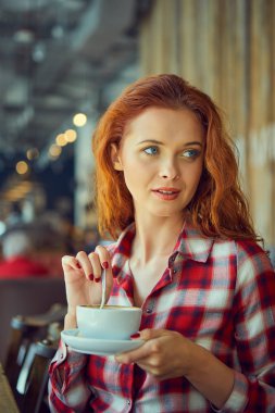 Kızıl saçlı kadın  