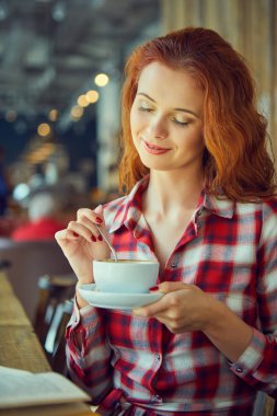 Kızıl saçlı kadın  