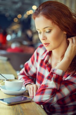 Kızıl saçlı kadın 