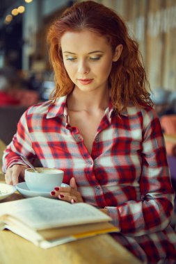 Kızıl saçlı kadın 