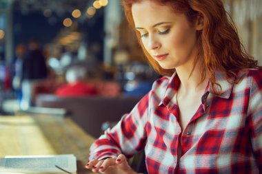 Kızıl saçlı kadın  