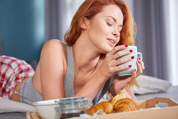 Mutlu Kızıl saçlı kadın  