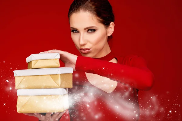 Mujer con regalo de caja de Navidad — Foto de Stock