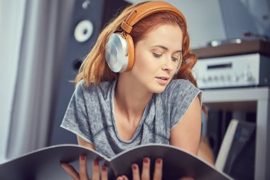 Vinil için dinleme dinlenme seksi kadın görüntüsünü