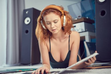 Vinil için dinleme dinlenme seksi kadın görüntüsünü