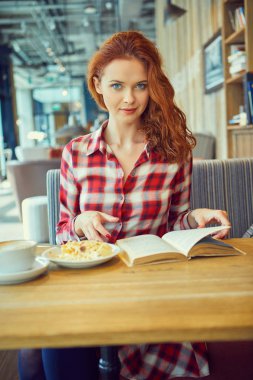 kitap okuma kafede genç kadın 