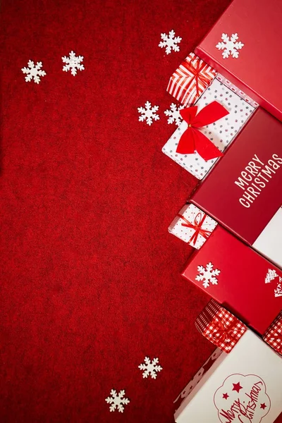 Рождественские Подарки Красном Фоне Вид Сверху — стоковое фото