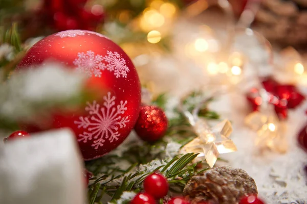 Geschenkbox Und Bunt Geschmückter Weihnachtsbaum Auf Weißem Bokeh Hintergrund — Stockfoto