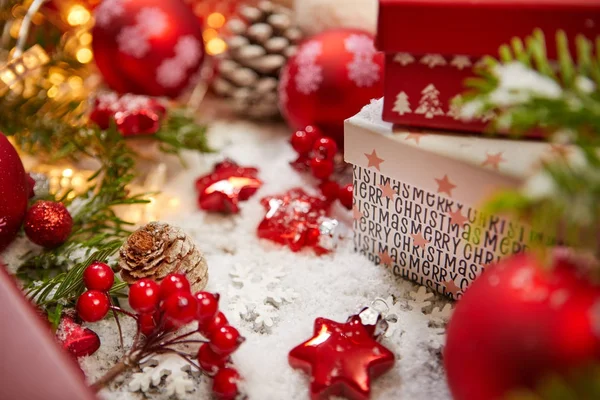 Caja Regalo Colorido Árbol Navidad Decorado Sobre Fondo Blanco Bokeh —  Fotos de Stock